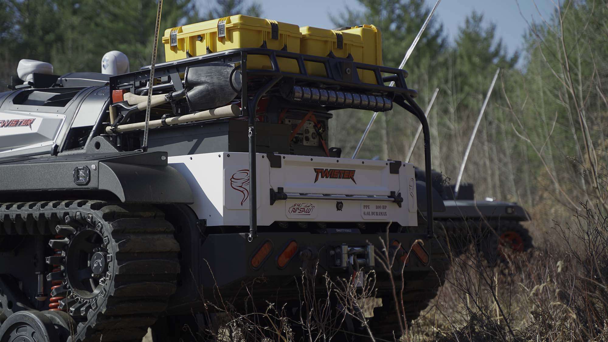 Белая Ripsaw F4, вид сзади